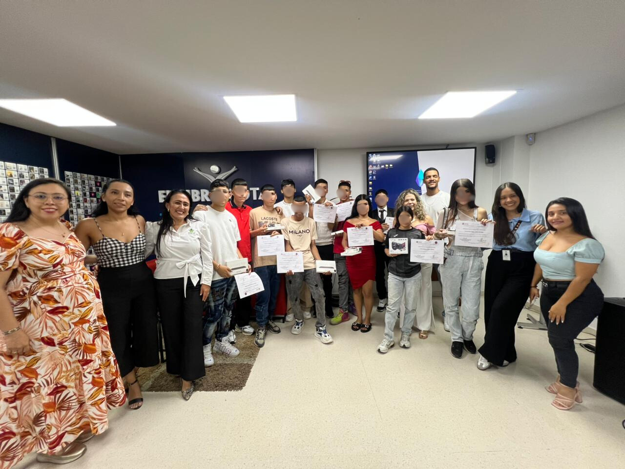 24 jóvenes de Santander se gradúan en diplomado en periodismo de paz y producción audiovisual