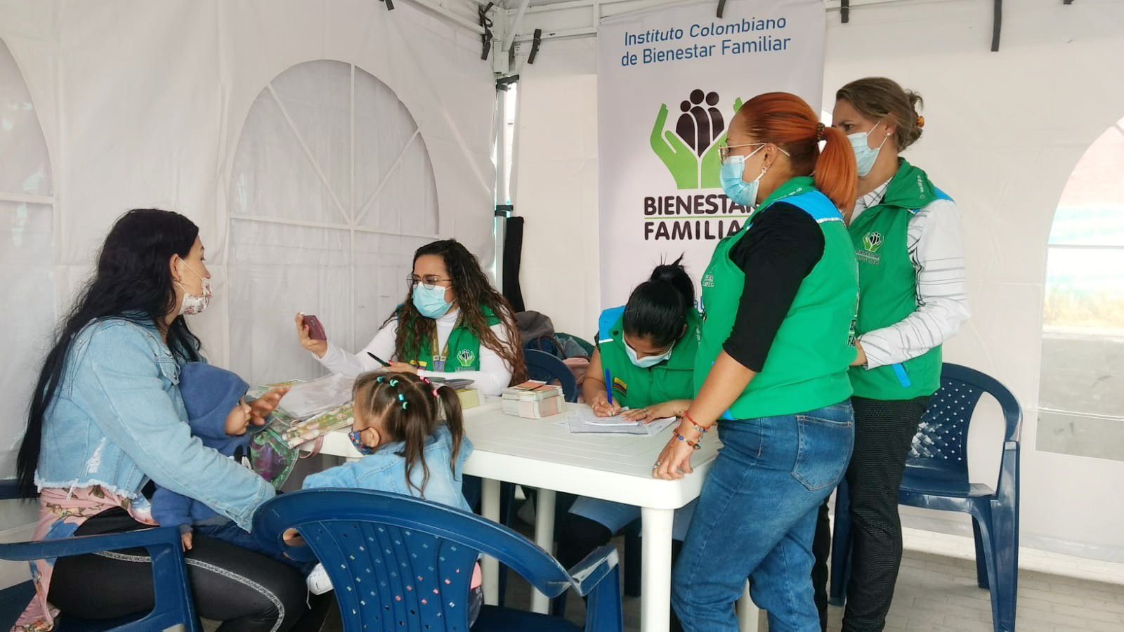 ICBF orienta a familias en Feria de Servicios Móvil en Kennedy ICBF orienta a familias en Feria de Servicios Móvil en Kennedy