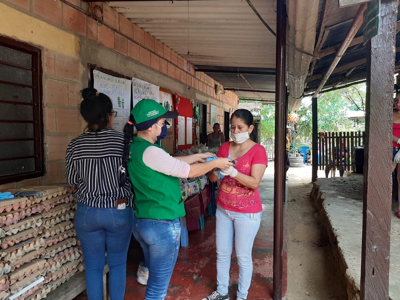 Personal de unidades de servicio del ICBF elabora tapabocas para beneficiarios en la región del Catatumbo