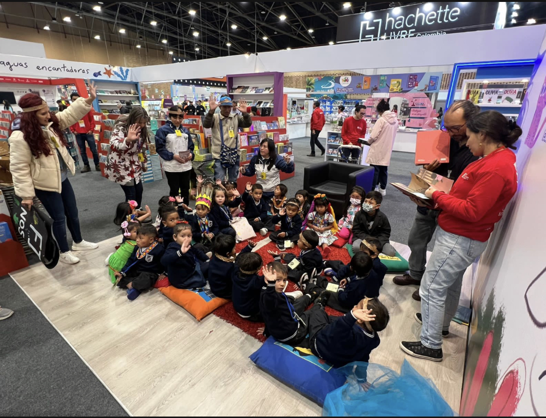 Niños celebran su mes explorando el mundo a través de la literatura y el juego en la Feria del Libro Niños celebran su mes explorando el mundo a través de la literatura y el juego en la Feria del Libro