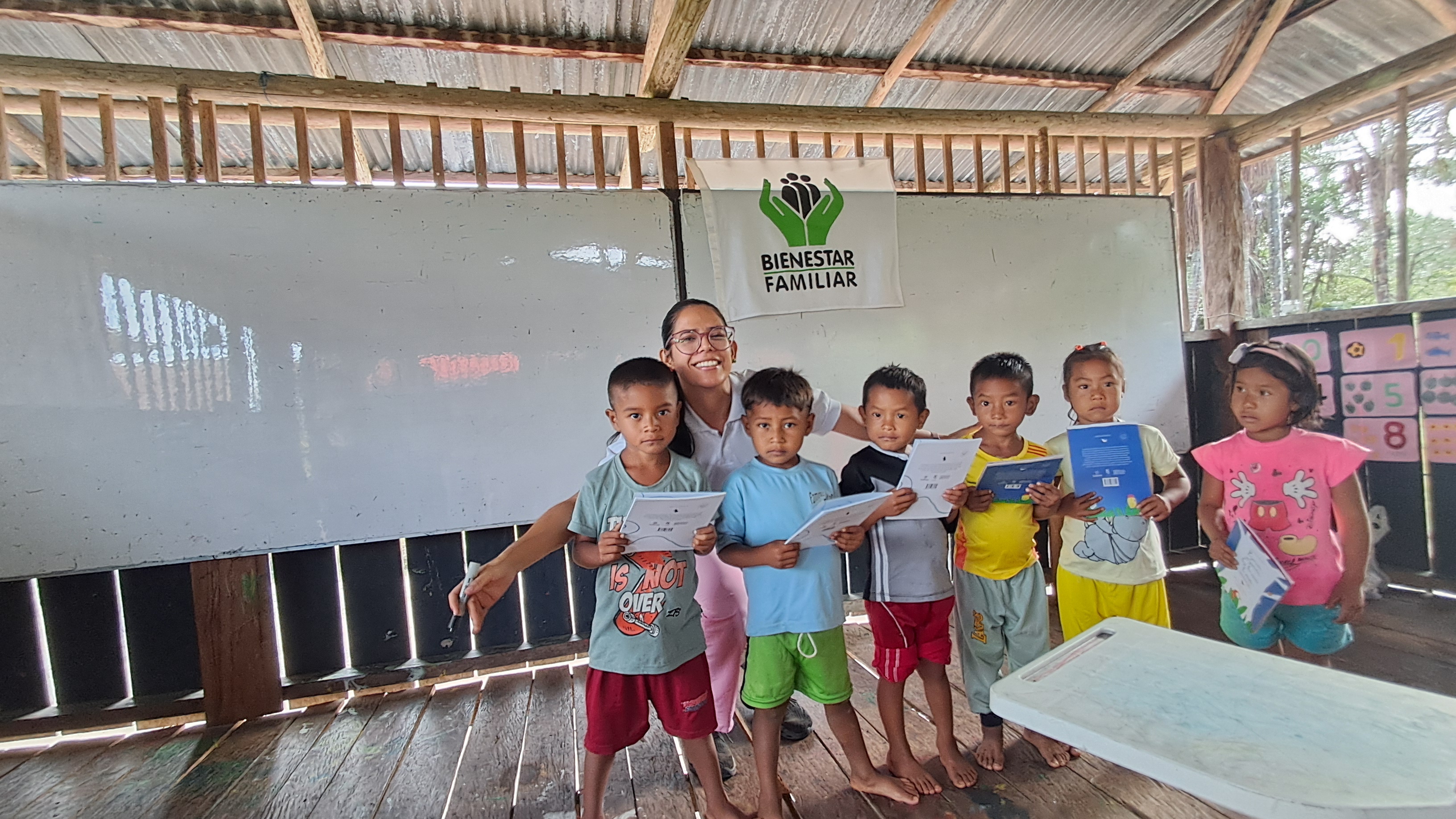 Bienestar Familiar entrega libros a niñas y niños indígenas en Vaupés para el reconocimiento de sus derechos