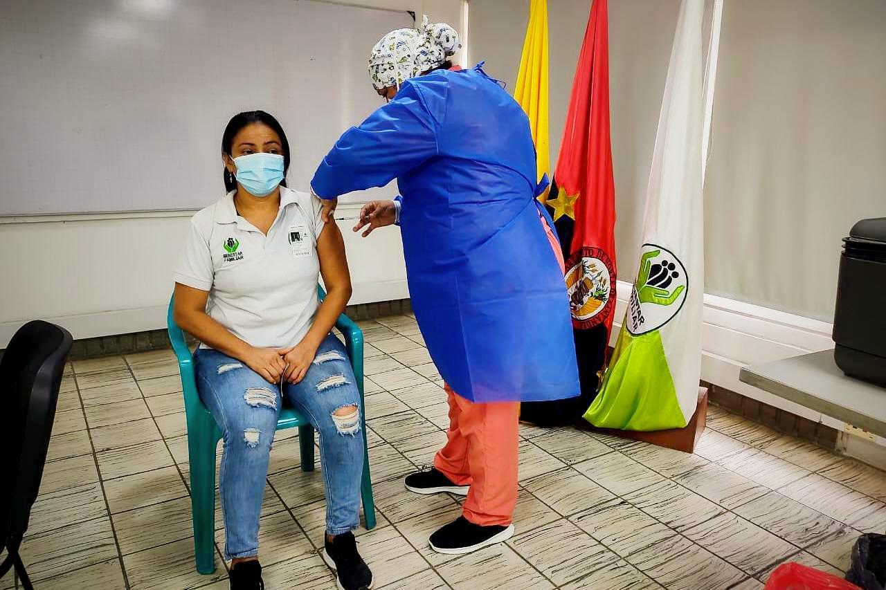 Talento humano del ICBF que cuida y protege a la niñez sigue siendo vacunado Talento humano del ICBF que cuida y protege a la niñez sigue siendo vacunado