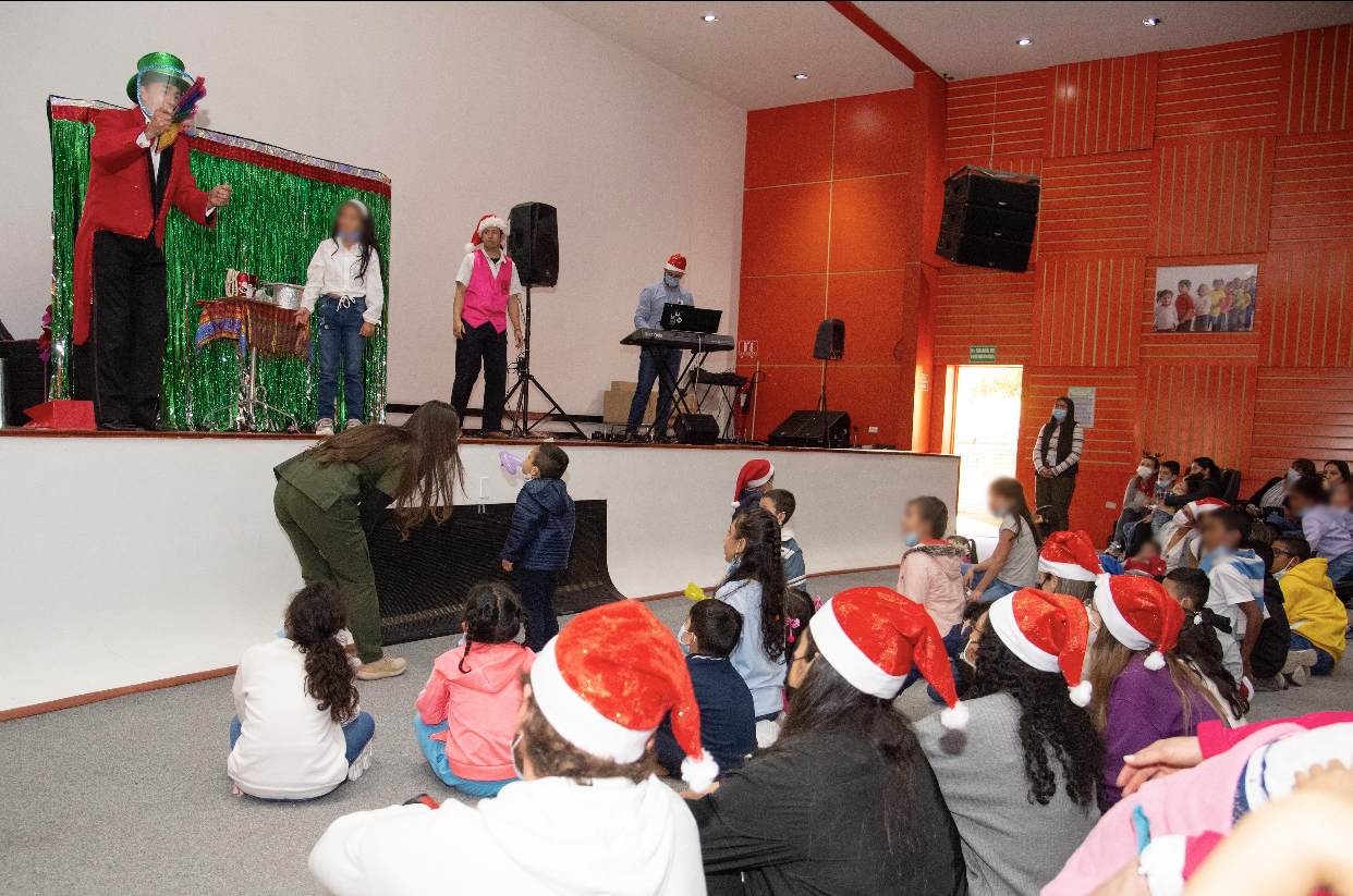 Empleados de Microsoft entregan regalos a niños y niñas bajo protección del ICBF Empleados de Microsoft entregan regalos a niños y niñas bajo protección del ICBF