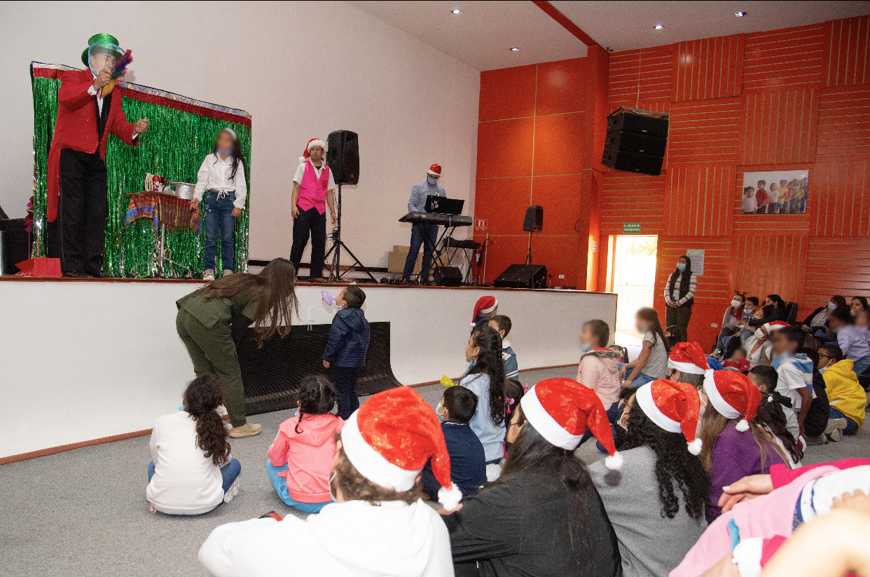 Empleados de Microsoft entregan regalos a niños y niñas bajo protección del ICBF