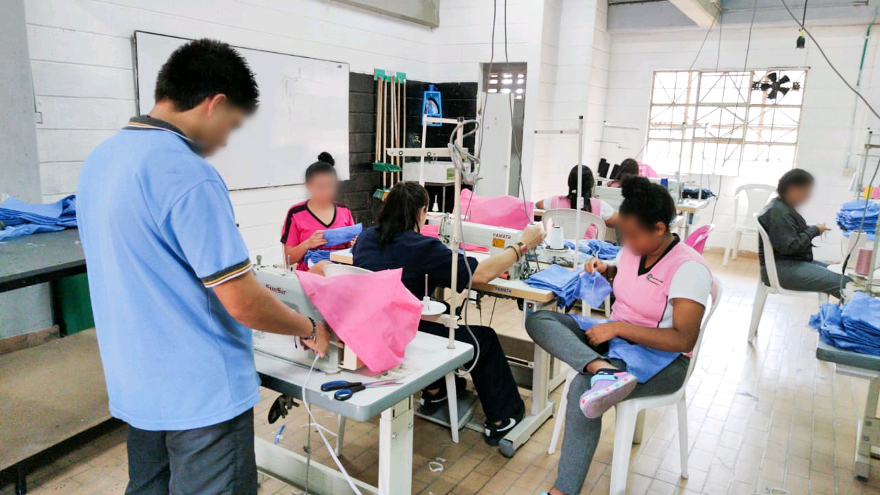 Adolescentes y jóvenes del Sistema de Responsabilidad Penal de la mano del ICBF confeccionan tapabocas Adolescentes y jóvenes del Sistema de Responsabilidad Penal de la mano del ICBF confeccionan tapabocas