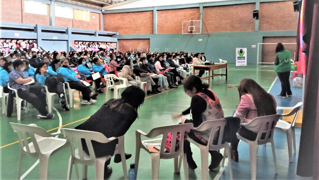 ICBF capacita a madres comunitarias y agentes educativos que atienden a la primera infancia en Bogotá ICBF capacita a madres comunitarias y agentes educativos que atienden a la primera infancia en Bogotá