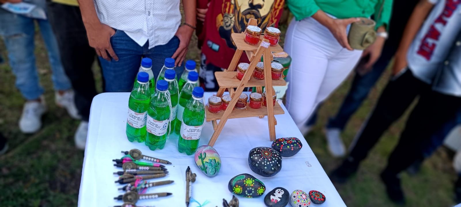 Adolescentes y jóvenes participan en feria de emprendimiento en Sucre