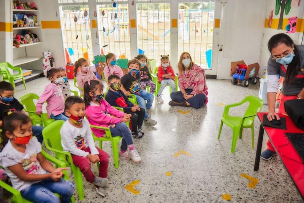 Directora ICBF y comitiva de Sésamo Wokshop verifican proyecto Jardín Sésamo donde se atiende a la primera infancia Directora ICBF y comitiva de Sésamo Wokshop verifican proyecto Jardín Sésamo donde se atiende a la primera infancia