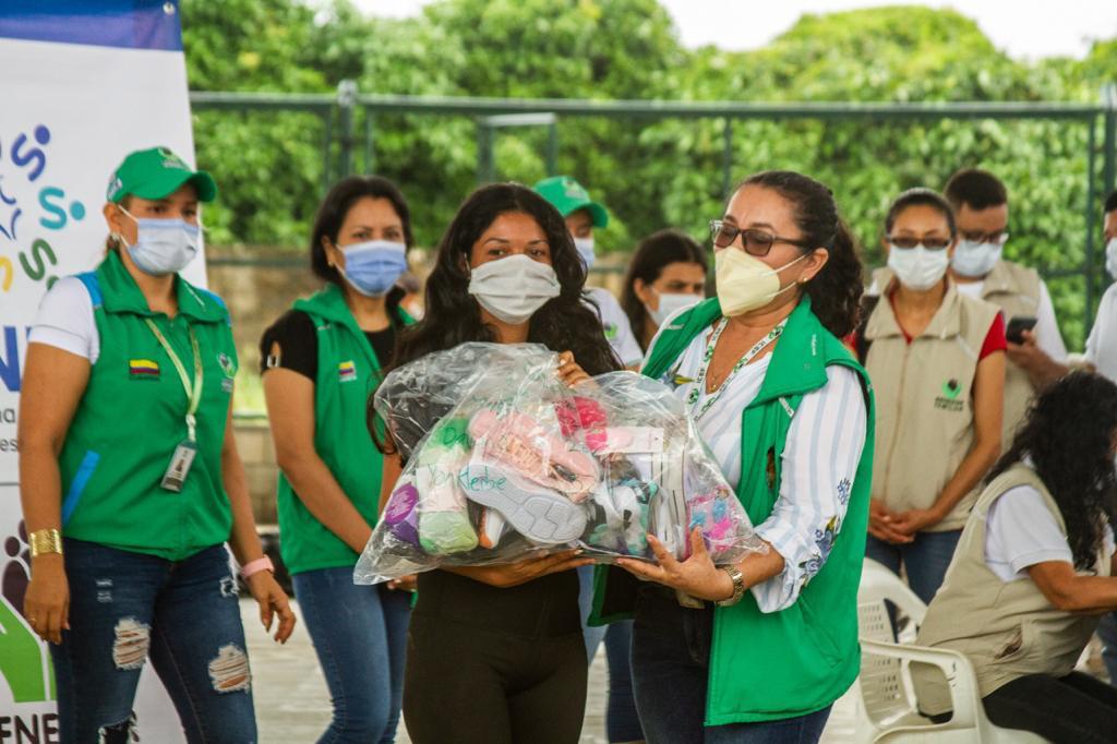 ICBF entrega donaciones a familias migrantes en Arauquita