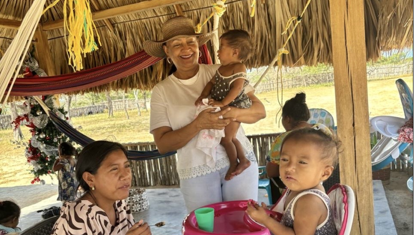 En un territorio donde las distancias son largas y las condiciones geográficas imponen grandes desafíos, el Estado llega a tiempo para actuar. Entre 2022 y 2025, el Bienestar Familiar salvó la vida de más de 800 niñas y niños a través de los Centros de Recuperación Nutricional Comunitarios y actuó a tiempo, previniendo más de 22.000 casos de desnutrición aguda en el departamento de La Guajira, a través de programas y el Servicio Integrado de Atención y Prevención de la Desnutrición.