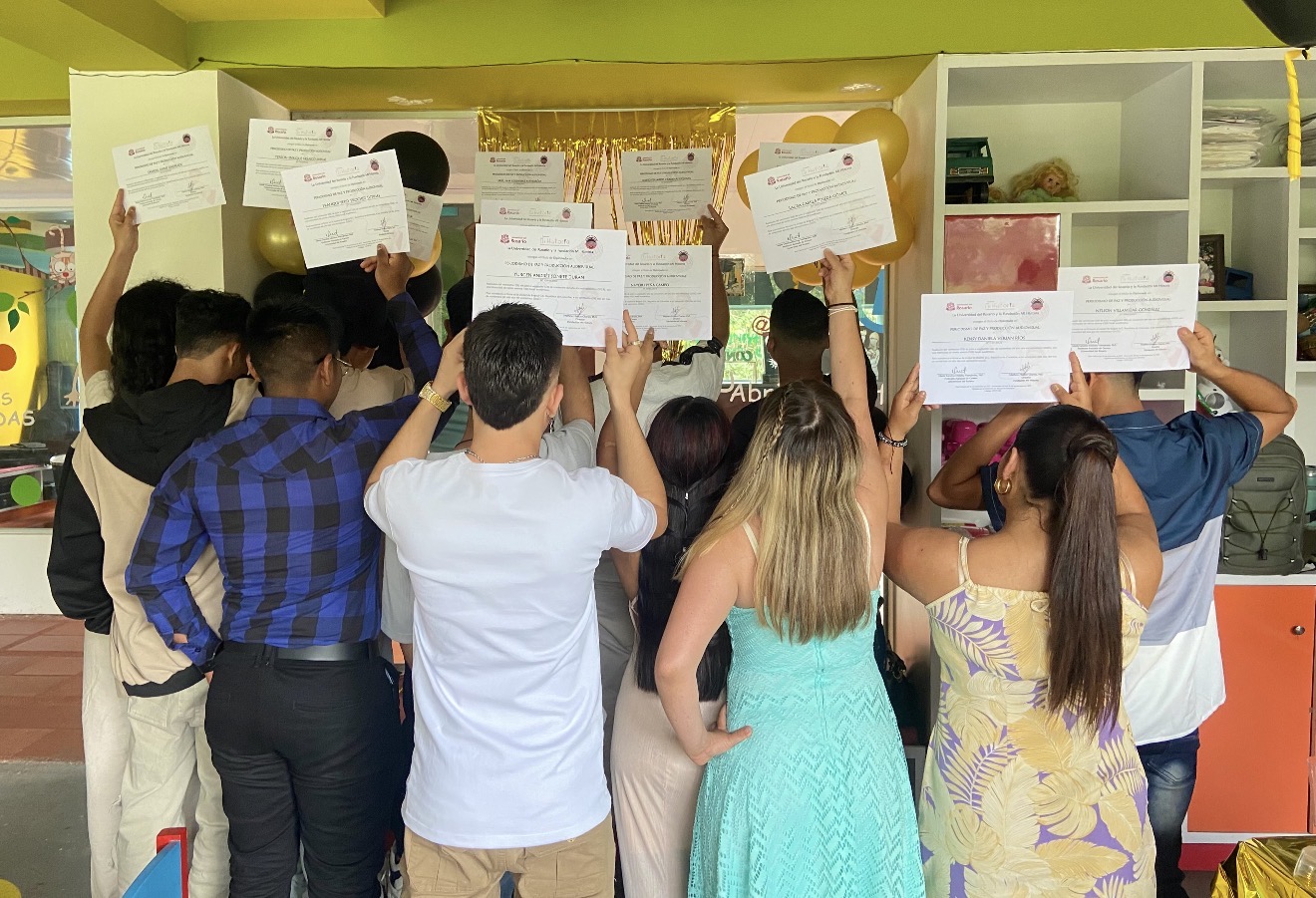 Adolescentes y jóvenes desvinculados del conflicto armado se graduaron en periodismo de paz