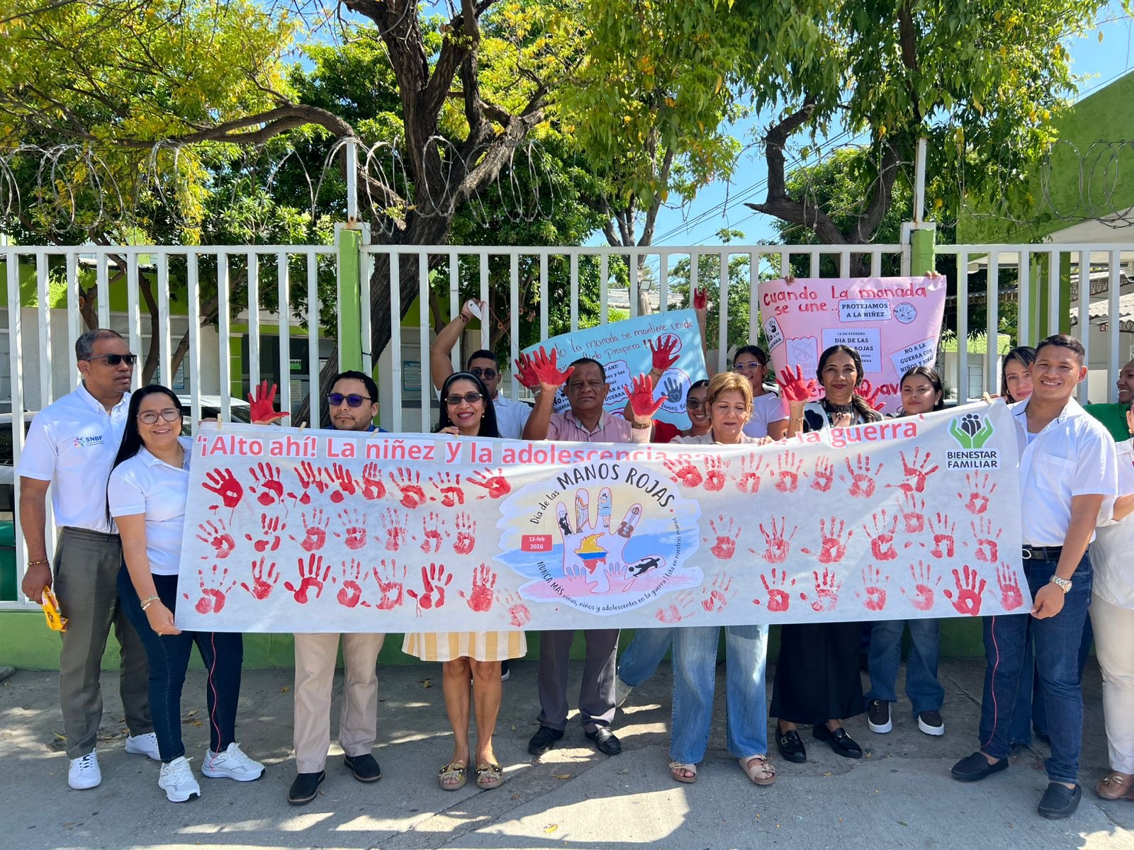Magdalena levanta las Manos Rojas para decir NO al reclutamiento infantil
