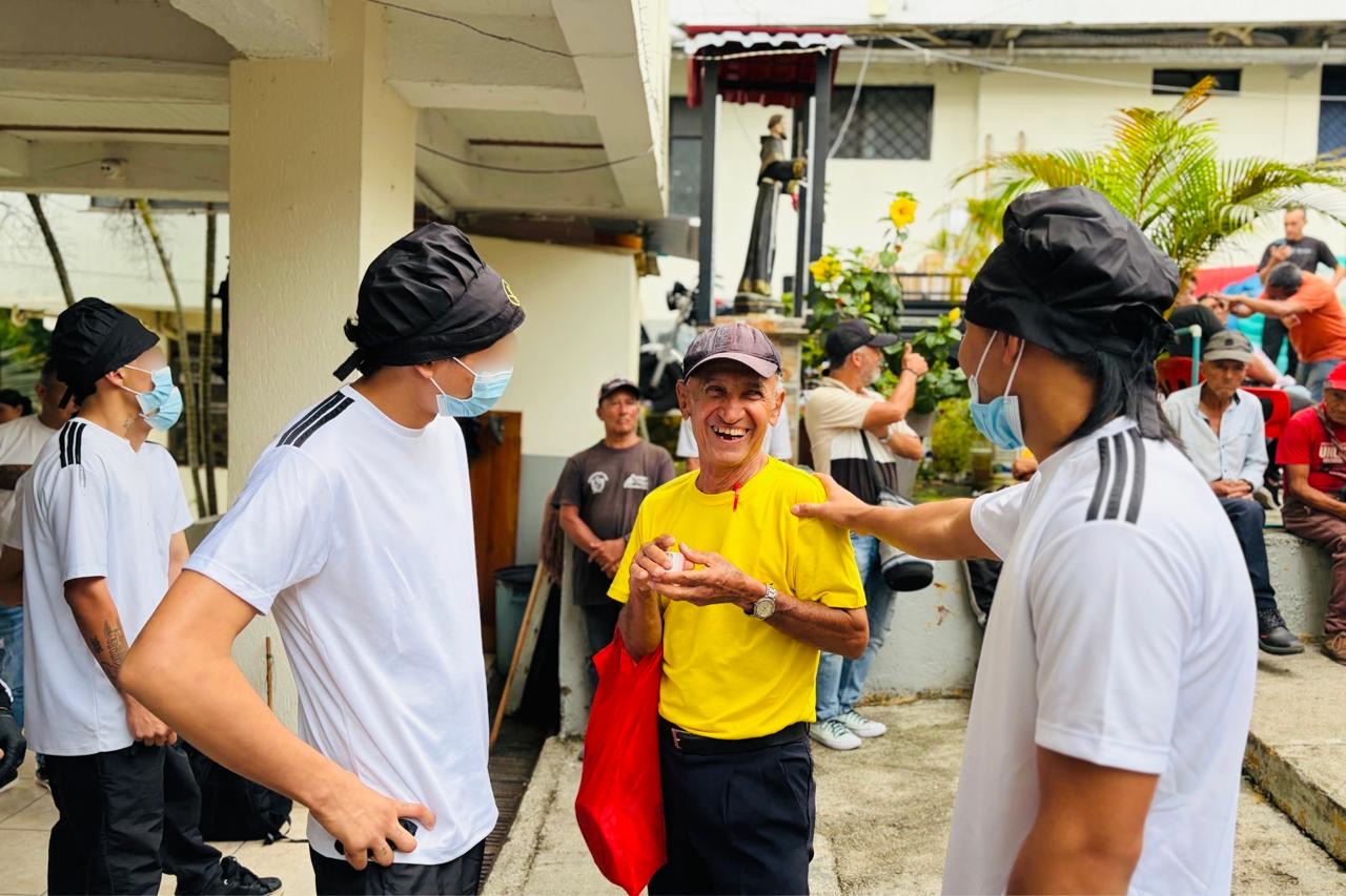 Jóvenes del Sistema de Responsabilidad Penal para Adolescentes lideraron jornada restaurativa con personas en condición de vulnerabilidad  Ibagué, 23 de febrero de 2025.   En un ejercicio cargado de sentido humano y compromiso social, se llevó a cabo una actividad con enfoque restaurativo en el Hogar de Paso San Francisco de Asís, en Ibagué, Tolima, donde jóvenes de las modalidades privativas de la libertad del Sistema de Responsabilidad Penal para Adolescentes (SRPA) protagonizaron un encuentro con adultos