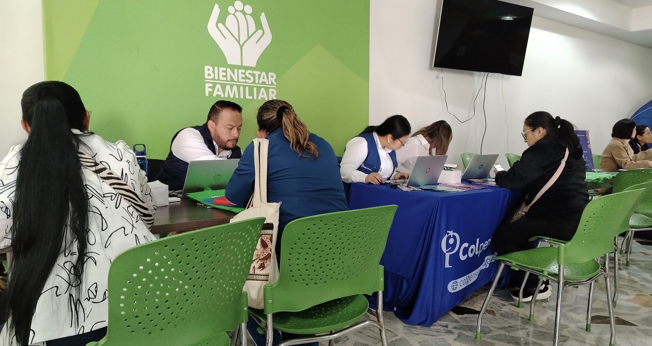 Más de 600 madres y ex madres comunitarias avanzan hacia su pensión en Bogotá gracias a jornada del Bienestar Familiar y Colpensiones