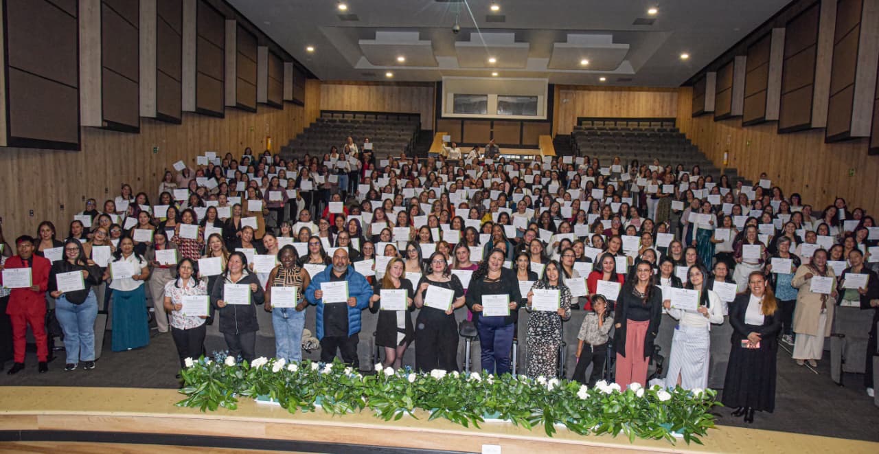 En Bogotá y Medellín más de 700 agentes educativas se graduaron del diplomado en prevención de violencias.