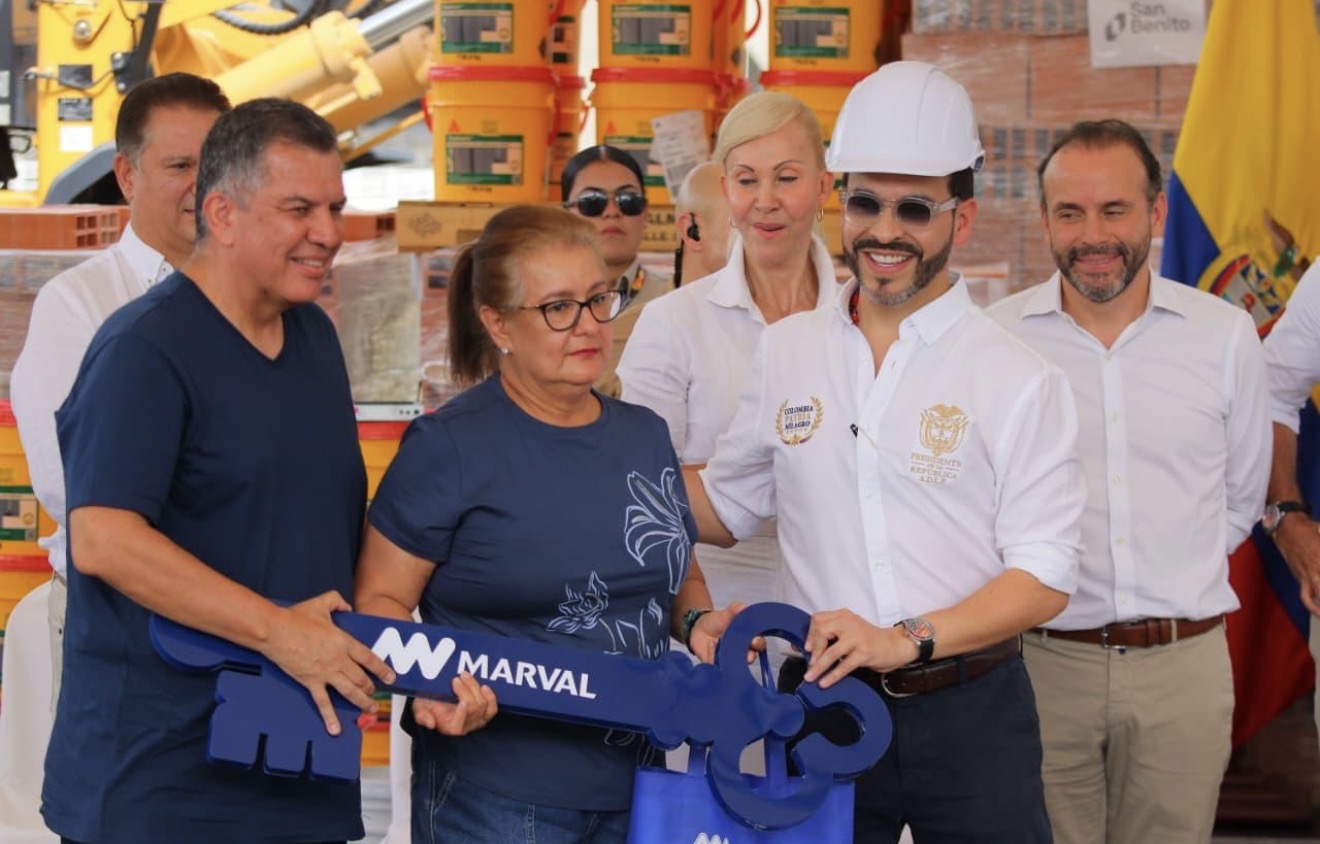 Presidente De la Espriella entrega nueva vivienda a defensora de familia que perdió su apartamento en el temblor