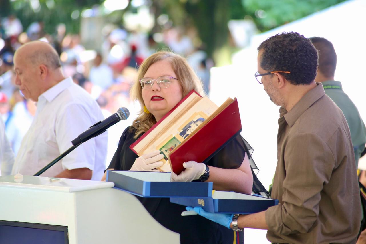 Bienestar Familiar aporta su memoria institucional para las familias que aún buscan respuestas: el «Libro Rojo» de Armero llega al Archivo General