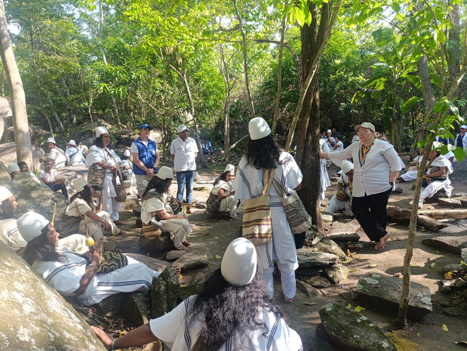 Directora del Bienestar Familiar llega al territorio arhuaco de Gunmaku tras ataques que dejaron niñas y niños heridos en la Sierra Nevada