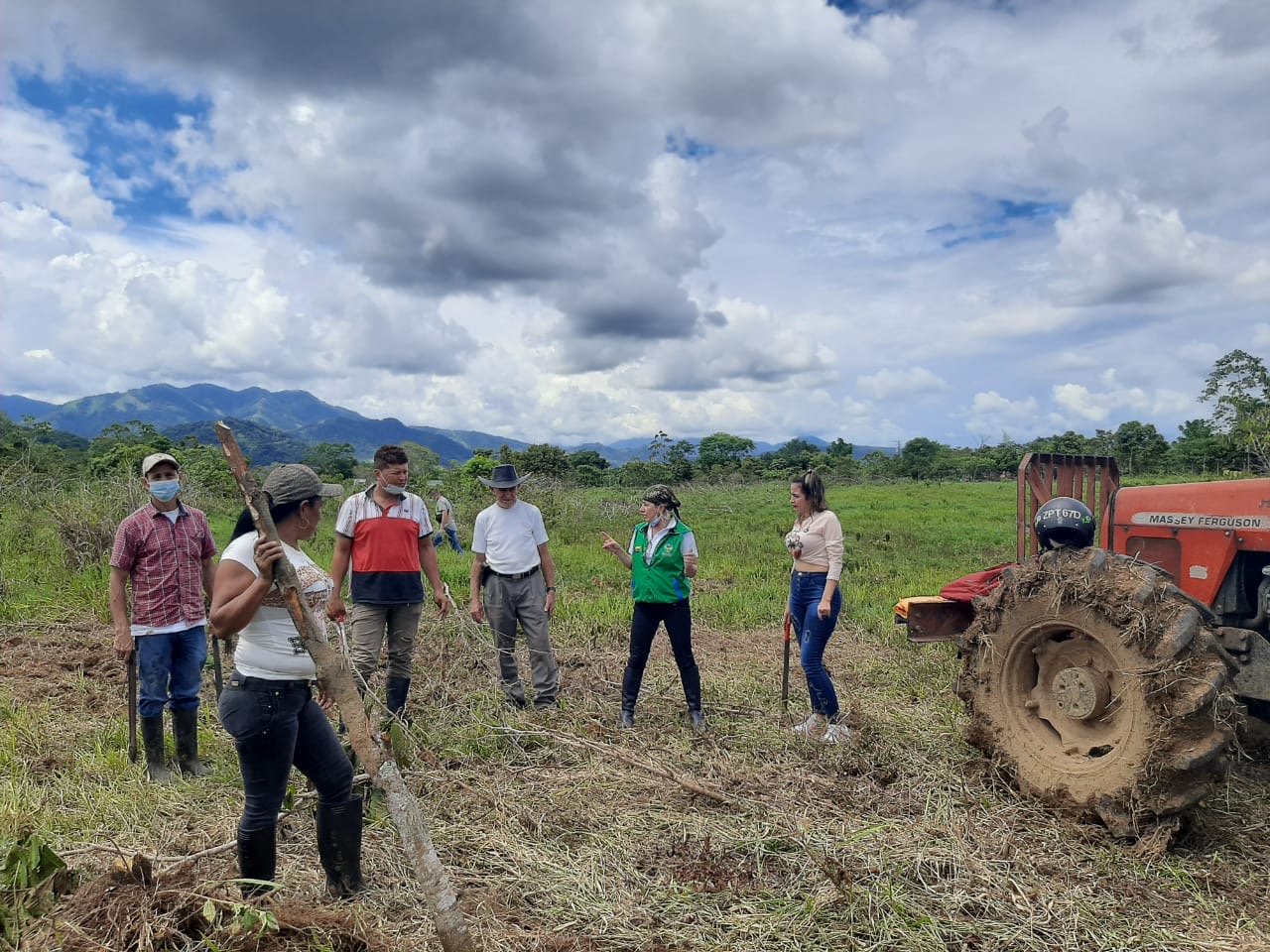 ICBF lidera proyecto productivo de huerta comunitaria con familias víctimas del conflicto en Caquetá