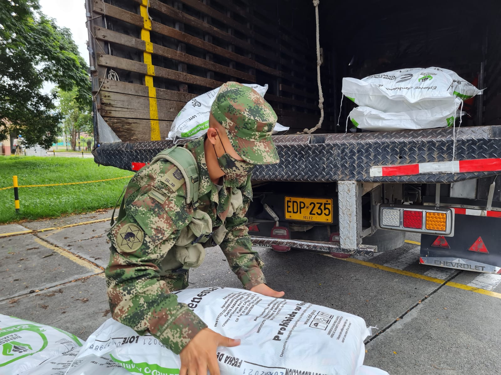 ICBF y Ejército Nacional emprenden traslado de Bienestarina represada en Cartago