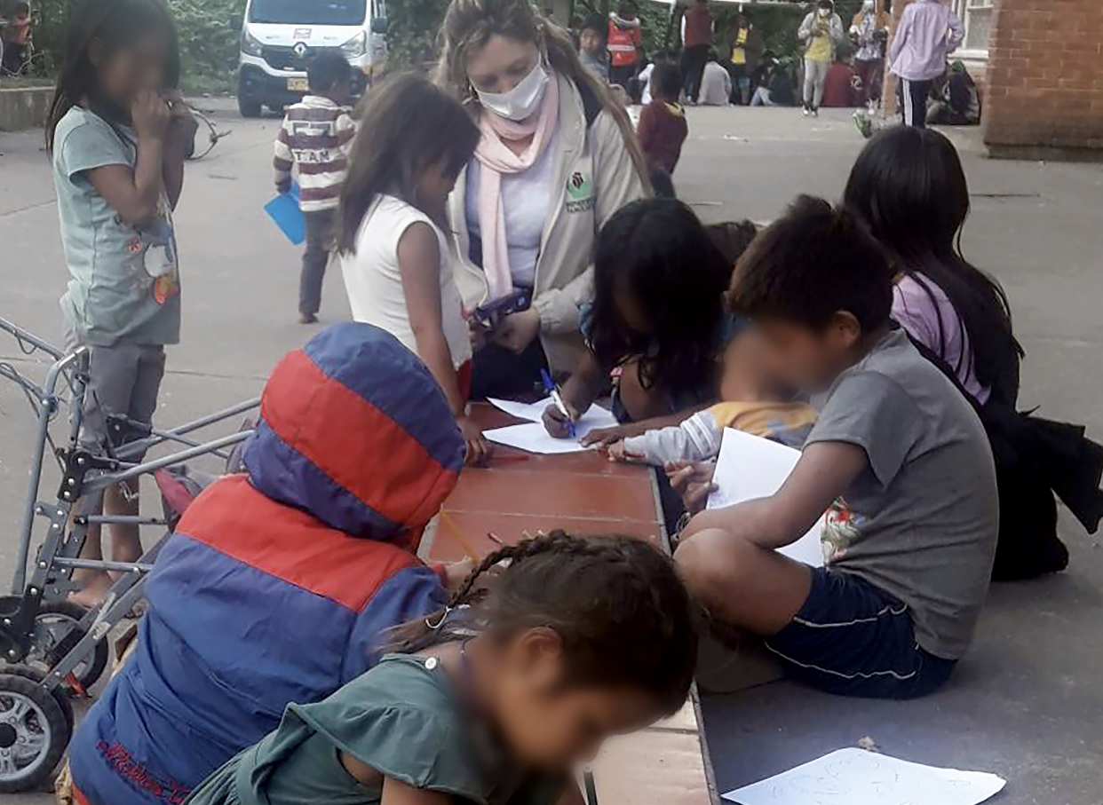 Unidades Móviles del ICBF atienden a familias indígenas albergadas en Funza, Cundinamarca Unidades Móviles del ICBF atienden a familias indígenas albergadas en Funza, Cundinamarca