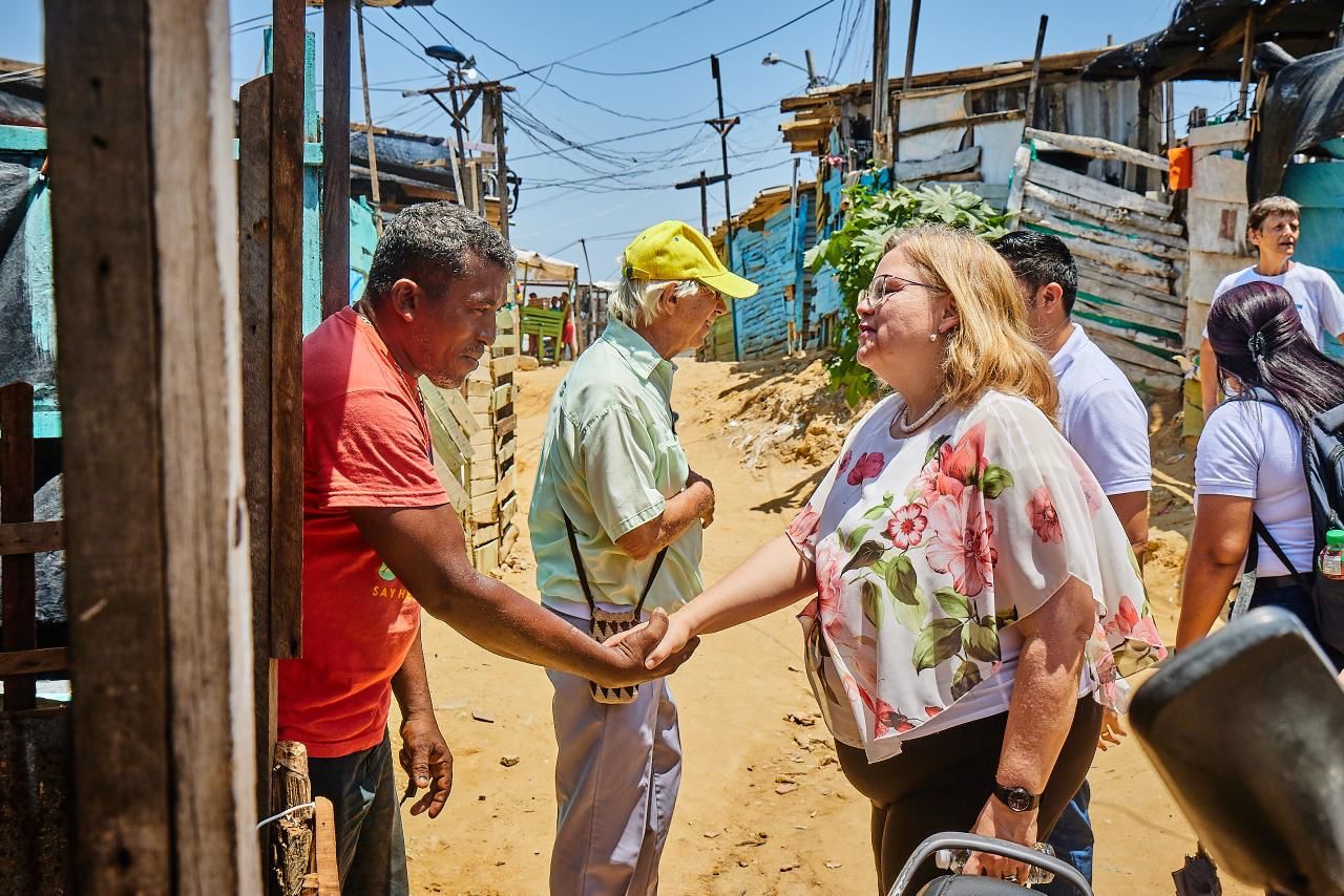 Directora general del ICBF verifica condiciones de las familias migrantes en sector de invasión Villa Caracas en Barranquilla