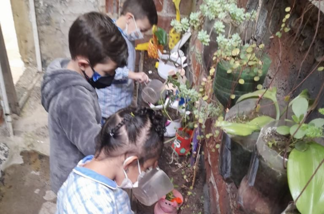 Sembrando con amor, rescate de saberes y aprovechamiento de la tierra en la primera infancia Sembrando con amor, rescate de saberes y aprovechamiento de la tierra en la primera infancia