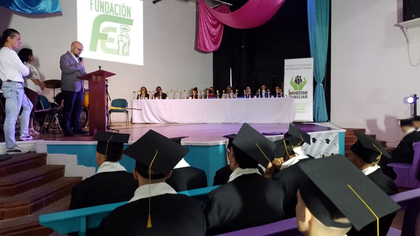 Adolescentes y jóvenes de responsabilidad penal reciben título de bachilleres en Bogotá Adolescentes y jóvenes de responsabilidad penal reciben título de bachilleres en Bogotá