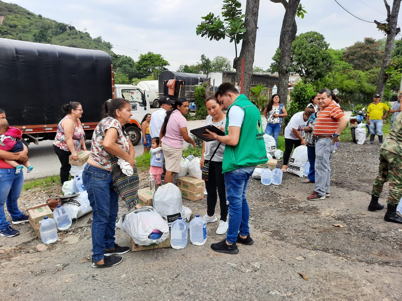 ICBF entregó 10.800 unidades de Bienestarina a familias damnificadas por emergencia en Santander ICBF entregó 10.800 unidades de Bienestarina a familias damnificadas por emergencia en Santander
