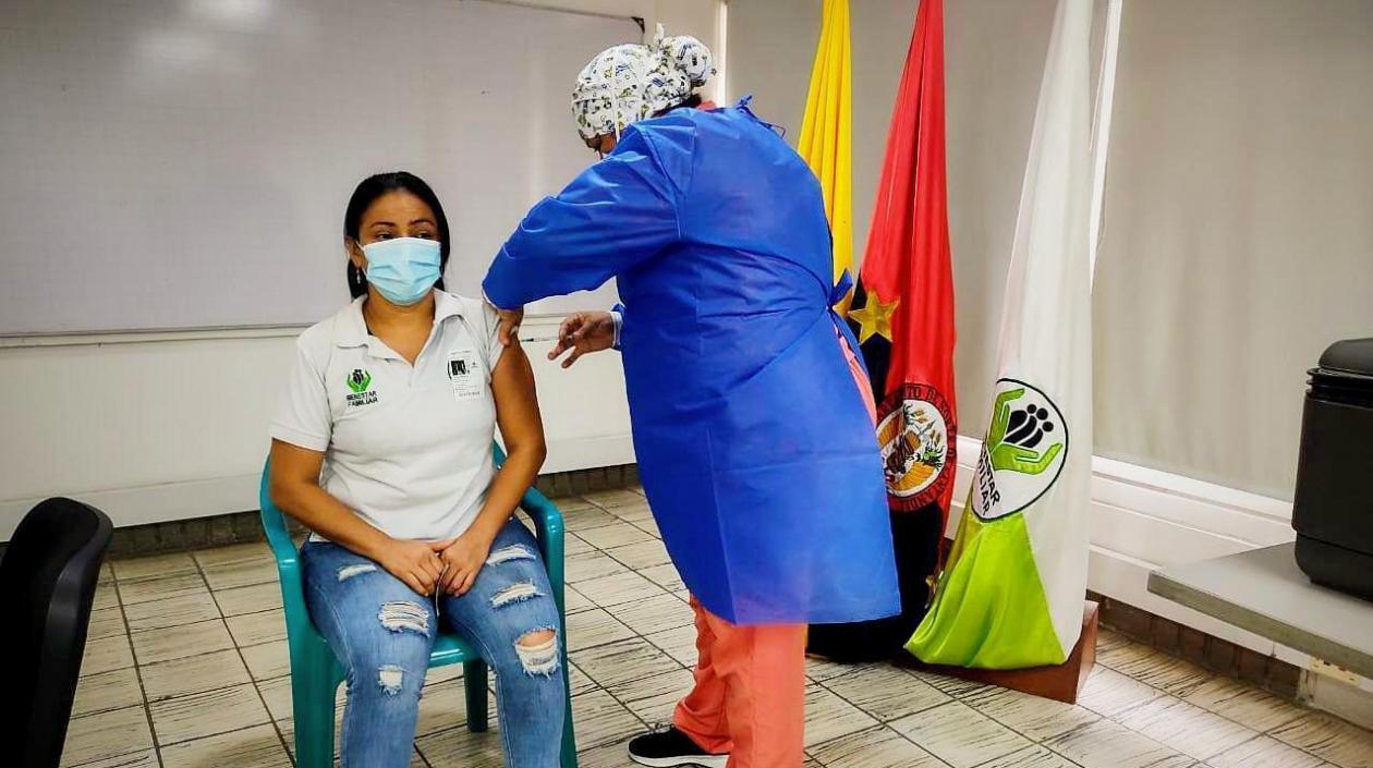 Destinan 48 mil vacunas para agentes educativos y madres comunitarias del ICBF Destinan 48 mil vacunas para agentes educativos y madres comunitarias del ICBF