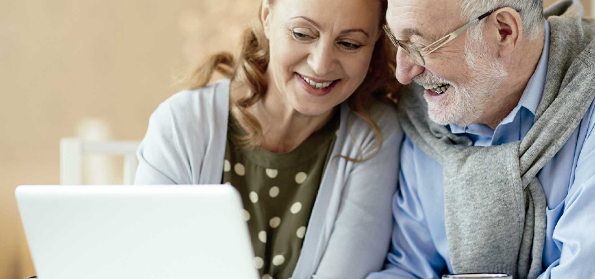 ¿Cómo ayudar a un adulto mayor a fortalecer sus habilidades digitales y cerrar su brecha digital?