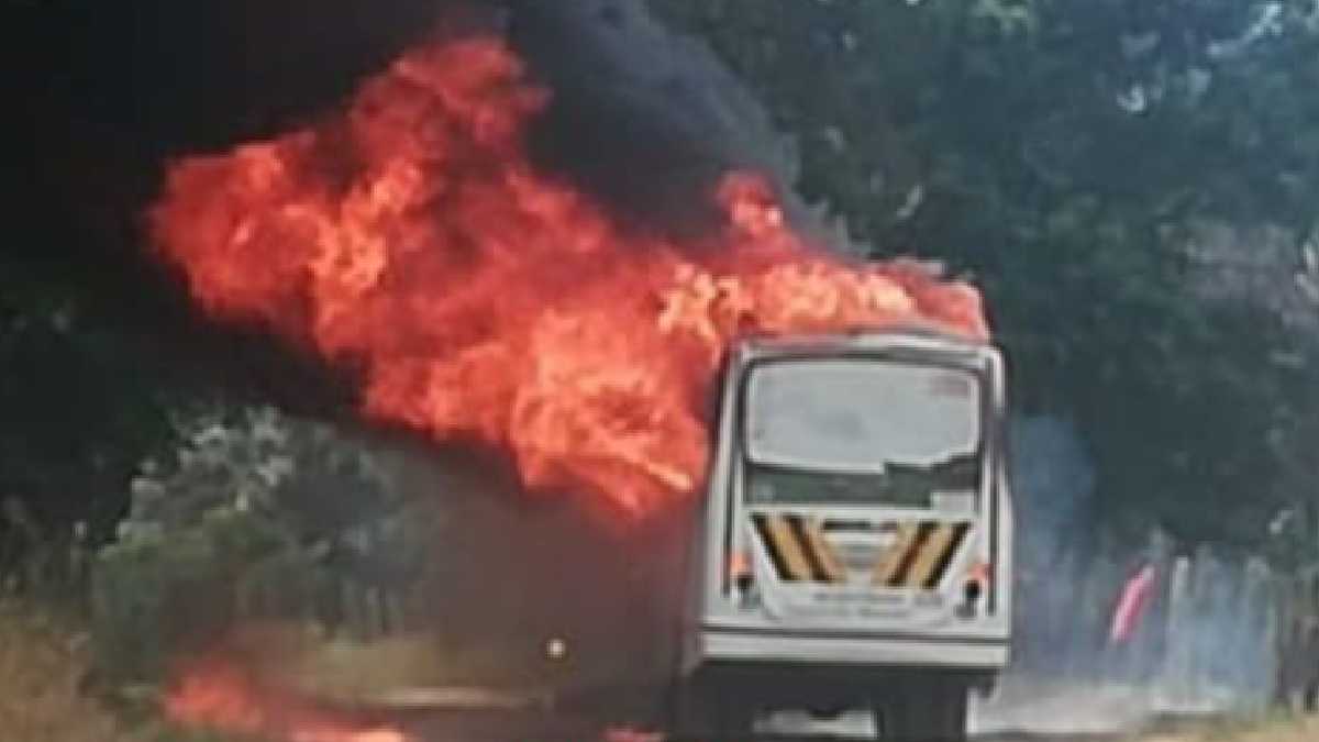 Hombres armados incendiaron bus escolar en Paz de Ariporo, Casanare Hombres armados incendiaron bus escolar en Paz de Ariporo, Casanare
