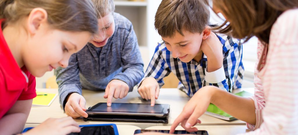 Las familias deben establecer normas de uso y límites de horarios frente al uso de tecnologías. Las familias deben establecer normas de uso y límites de horarios frente al uso de tecnologías.