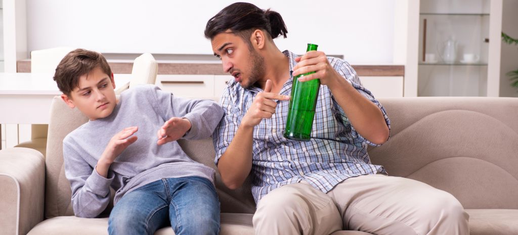 Ofrecerle un trago de licor a un niño o a un adolescente atenta contra su bienestar físico y emocional Ofrecerle un trago de licor a un niño o a un adolescente atenta contra su bienestar físico y emocional