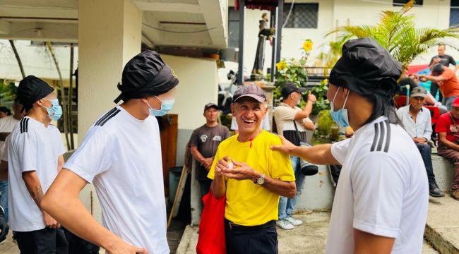 Jóvenes del Sistema de Responsabilidad Penal para Adolescentes lideraron jornada restaurativa con personas en condición de vulnerabilidad  Ibagué, 23 de febrero de 2025.   En un ejercicio cargado de sentido humano y compromiso social, se llevó a cabo una actividad con enfoque restaurativo en el Hogar de Paso San Francisco de Asís, en Ibagué, Tolima, donde jóvenes de las modalidades privativas de la libertad del Sistema de Responsabilidad Penal para Adolescentes (SRPA) protagonizaron un encuentro con adultos