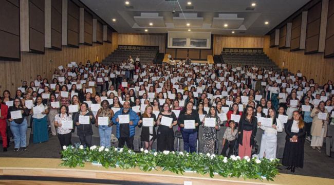 En Bogotá y Medellín más de 700 agentes educativas se graduaron del diplomado en prevención de violencias.
