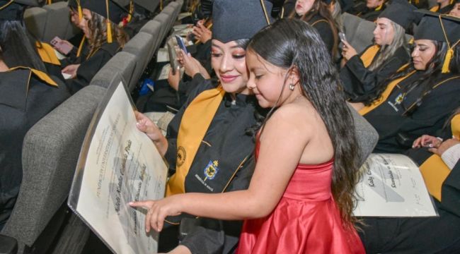 Madres comunitarias y agentes educativas de Bogotá y Cundinamarca reciben su título profesional