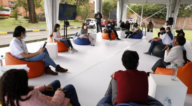 Los jóvenes relatan: “El empoderamiento juvenil” Los jóvenes relatan: “El empoderamiento juvenil”