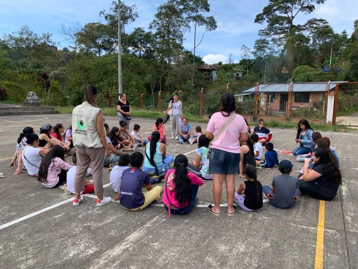 ICBF brinda apoyo psicosocial a familias damnificadas por las lluvias en Viotá, Cundinamarca