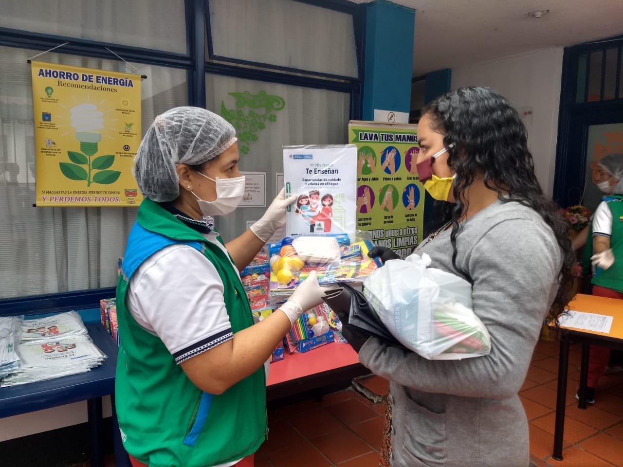 ICBF finalizó entrega de canastas alimenticias y kits pedagógicos en el Tolima. ICBF finalizó entrega de canastas alimenticias y kits pedagógicos en el Tolima.