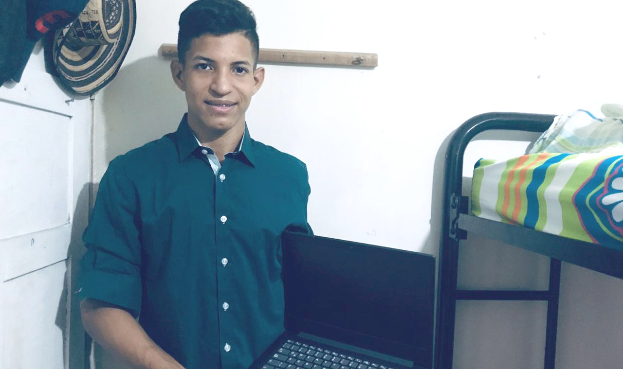 Adolescentes y jóvenes del ICBF reciben computadores para sus estudios superiores