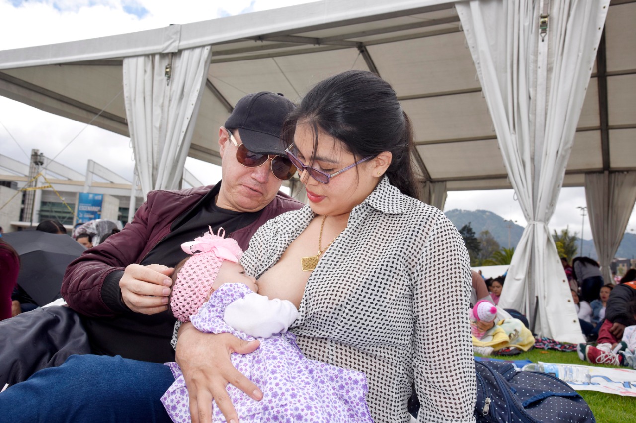 ICBF apoya el fomento de la práctica de la lactancia materna para disminuir  las muertes por desnutrición | Portal ICBF - Instituto Colombiano de  Bienestar Familiar ICBF