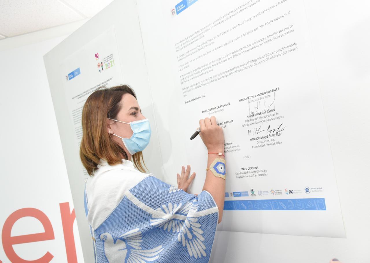 Se suscribe compromiso nacional para redoblar esfuerzos contra el trabajo infantil y protección integral al adolescente trabajador Se suscribe compromiso nacional para redoblar esfuerzos contra el trabajo infantil y protección integral al adolescente trabajador