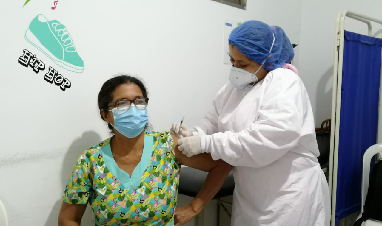 282 madres comunitarias y agentes educativos recibieron vacuna contra la COVID-19 en Sucre