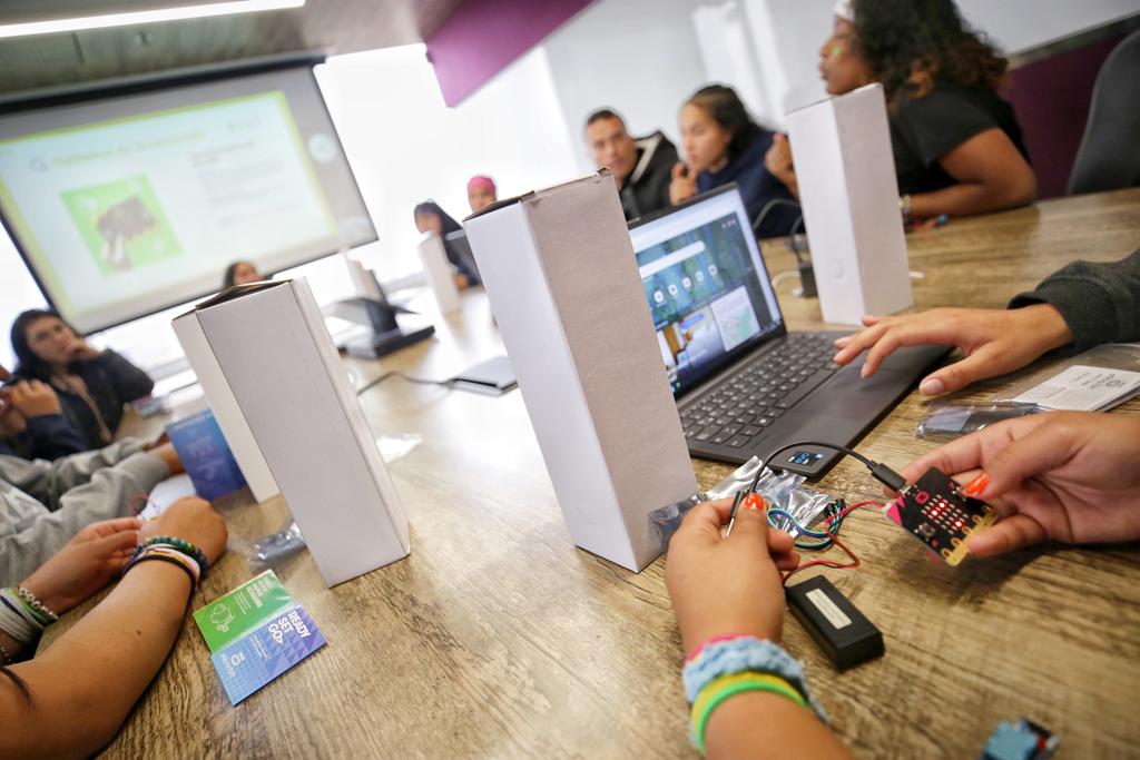 Adolescentes bajo protección del ICBF celebraron Día de la Mujer gracias a Microsoft